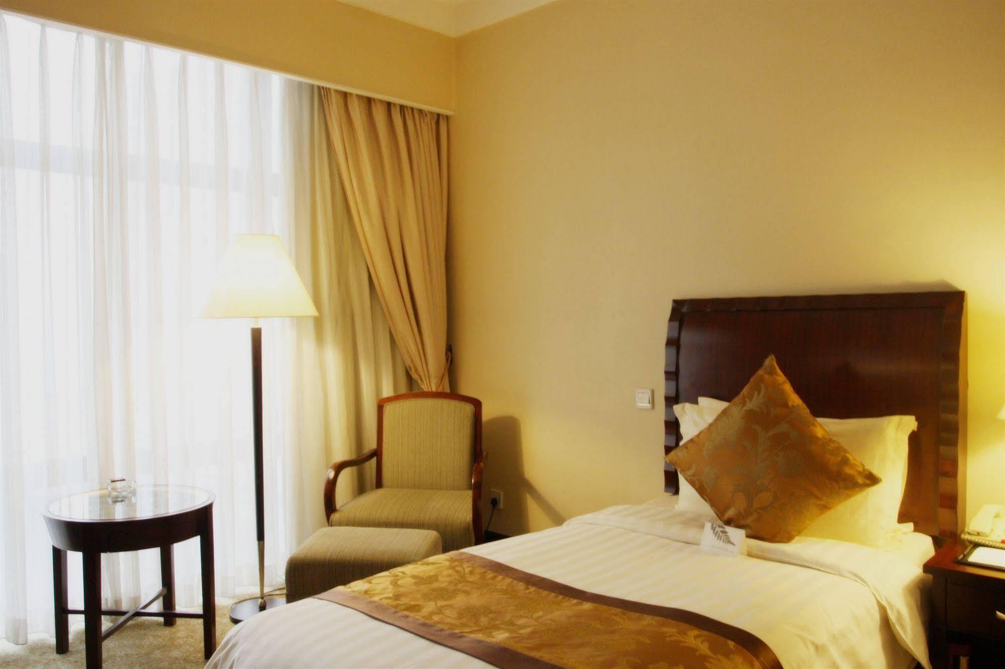 Hotel Equatorial Шанхай Экстерьер фото